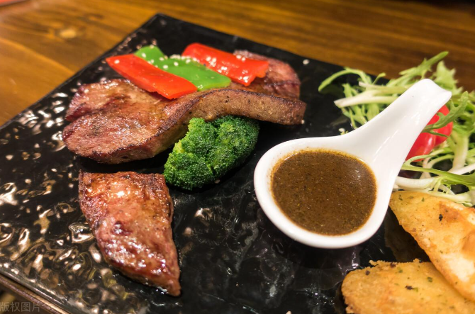 腾龙娱乐老板开西餐厅，牛排只卖1元，反倒月入30万，套路牛